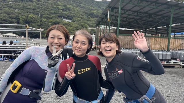 2026-09-05 13:38（撮影日時・Exif） / 伊豆・大瀬崎 / ダイビングツアー / ウェットスーツ姿の参加者3人