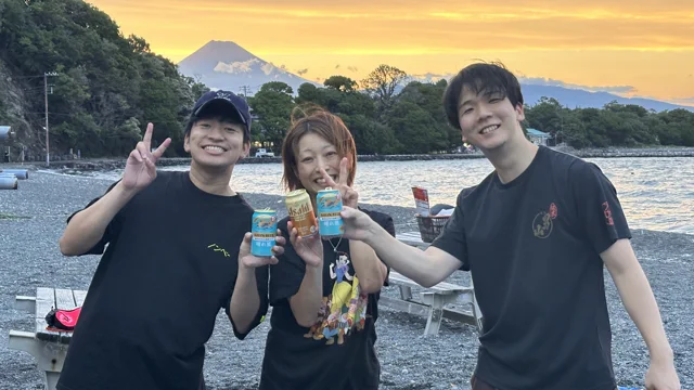 2026-09-05 18:04（撮影日時・Exif） / 伊豆・大瀬崎 / ダイビングツアー / 夕焼けと富士山を背景にした参加者