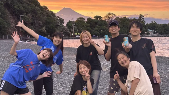 2026-09-05 18:15（撮影日時・Exif） / 伊豆・大瀬崎 / ダイビングツアー / 夕焼けの浜辺での集合写真