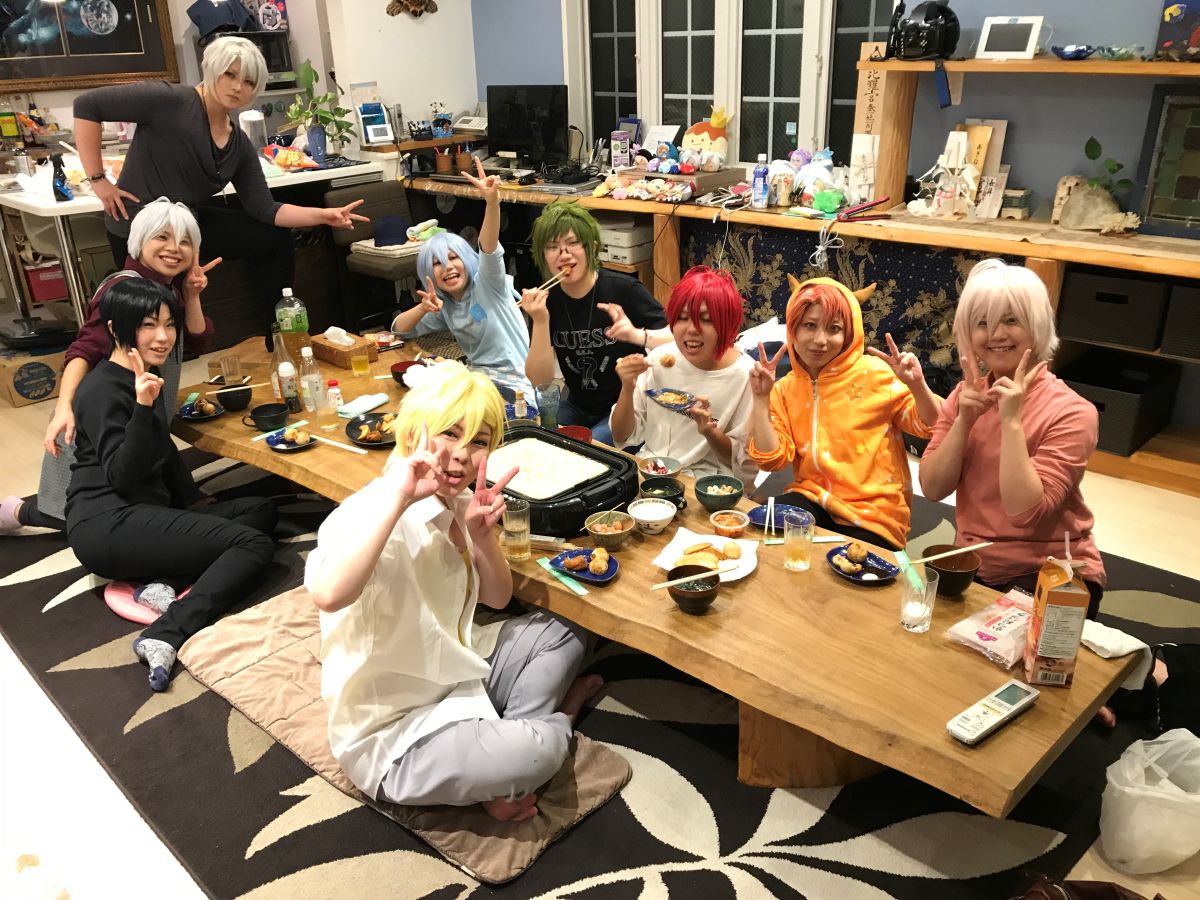 大和市鶴間駅近のレンタルスペースで女子会とコスプレを楽しむ様子