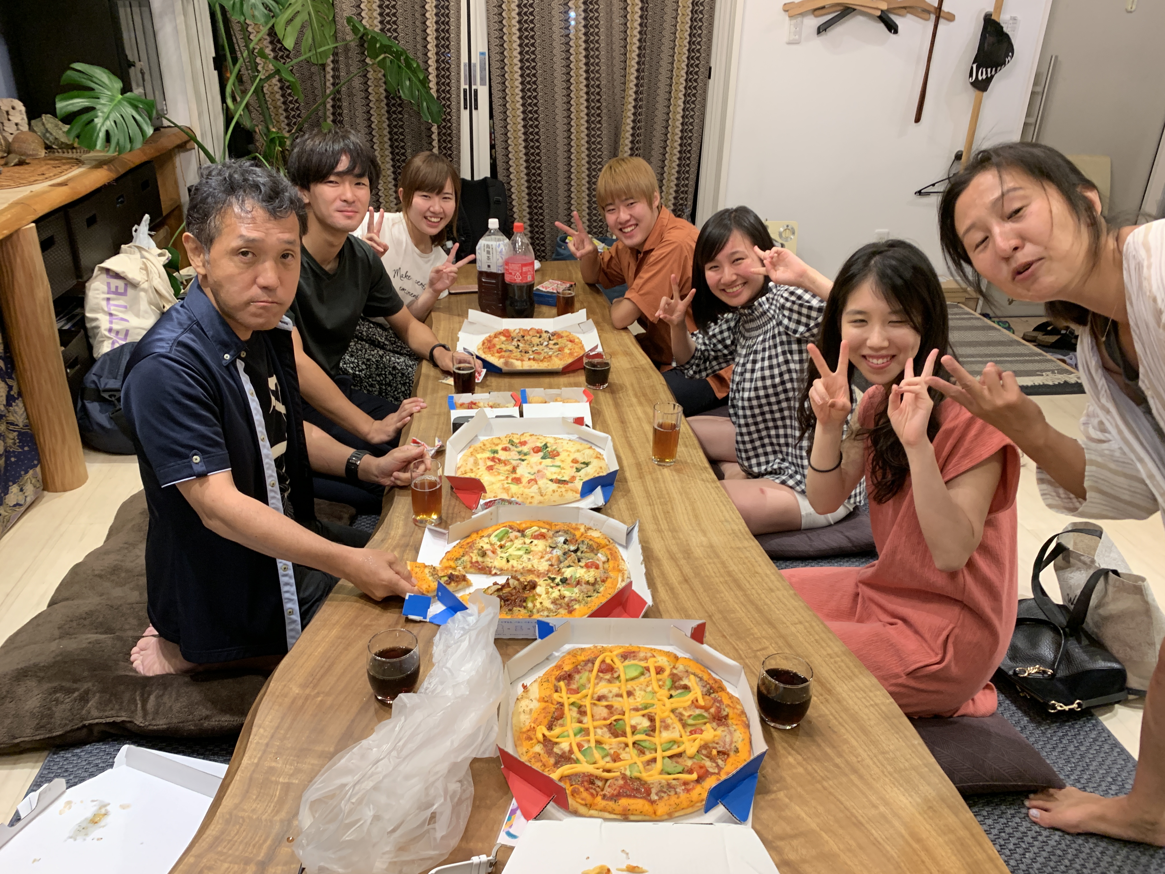 神奈川県大和市のレンタルスペースでピザパーティーを楽しむ利用者