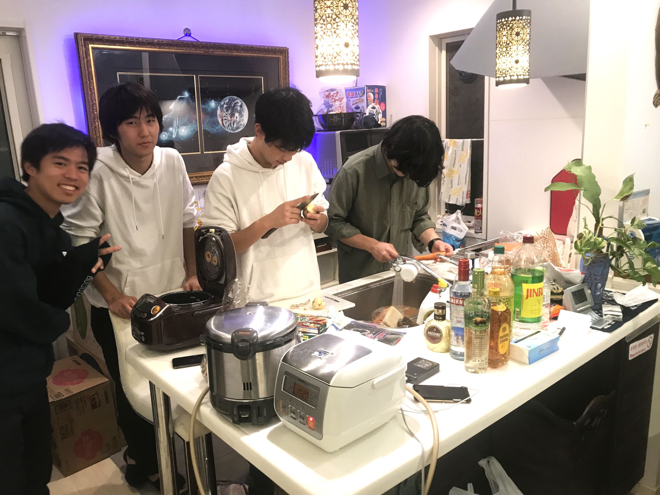 神奈川県大和市のレンタルスペースで合宿利用しカレー作りを楽しむグループ