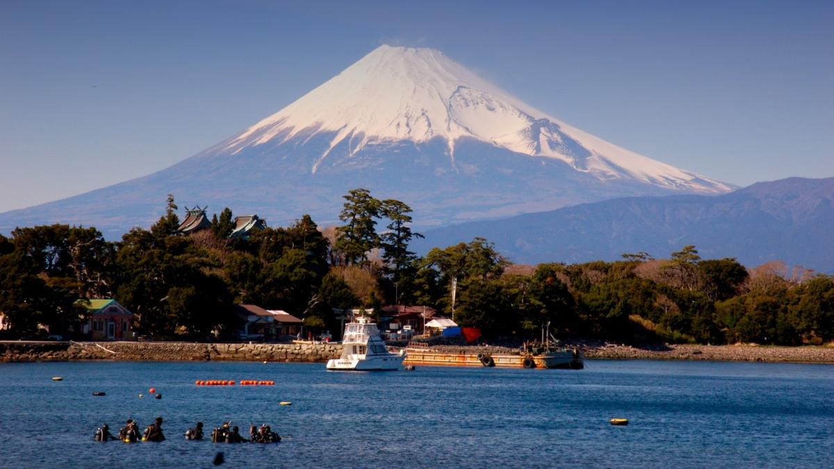 富士山と駿河湾とダイバーの壁紙・写真・高画質ダウンロード